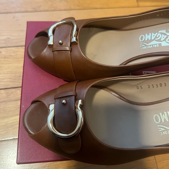 💯 authentic gorgeous Salvatore Ferragamo tan leather peep toe pumps! - Picture 6 of 7